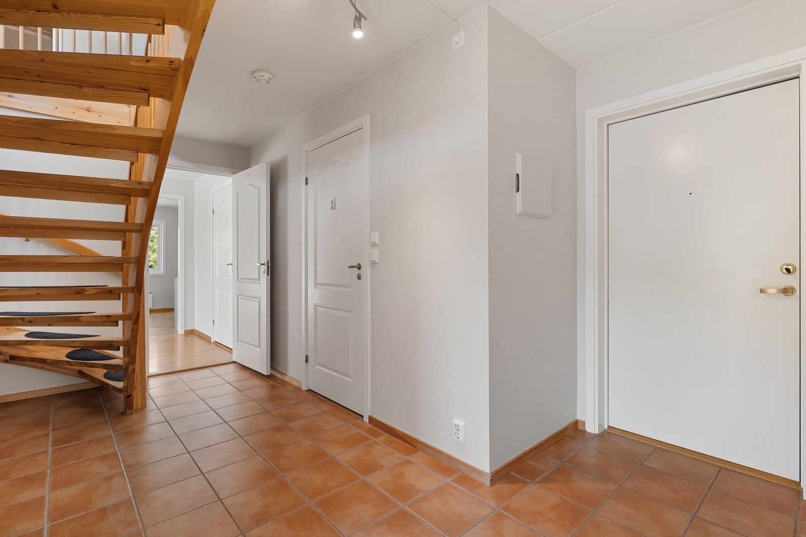 Velkommen inn til en romslig entré Galleribilde