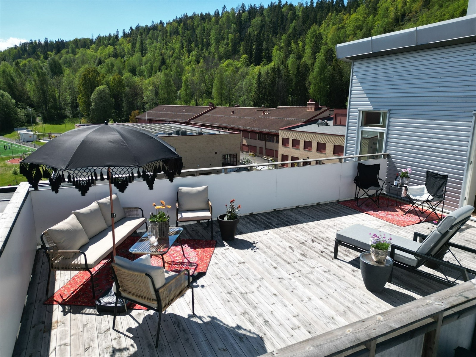 Leiligheten har en nydelig takterrasse hvor du kan du nyte late dager Galleribilde