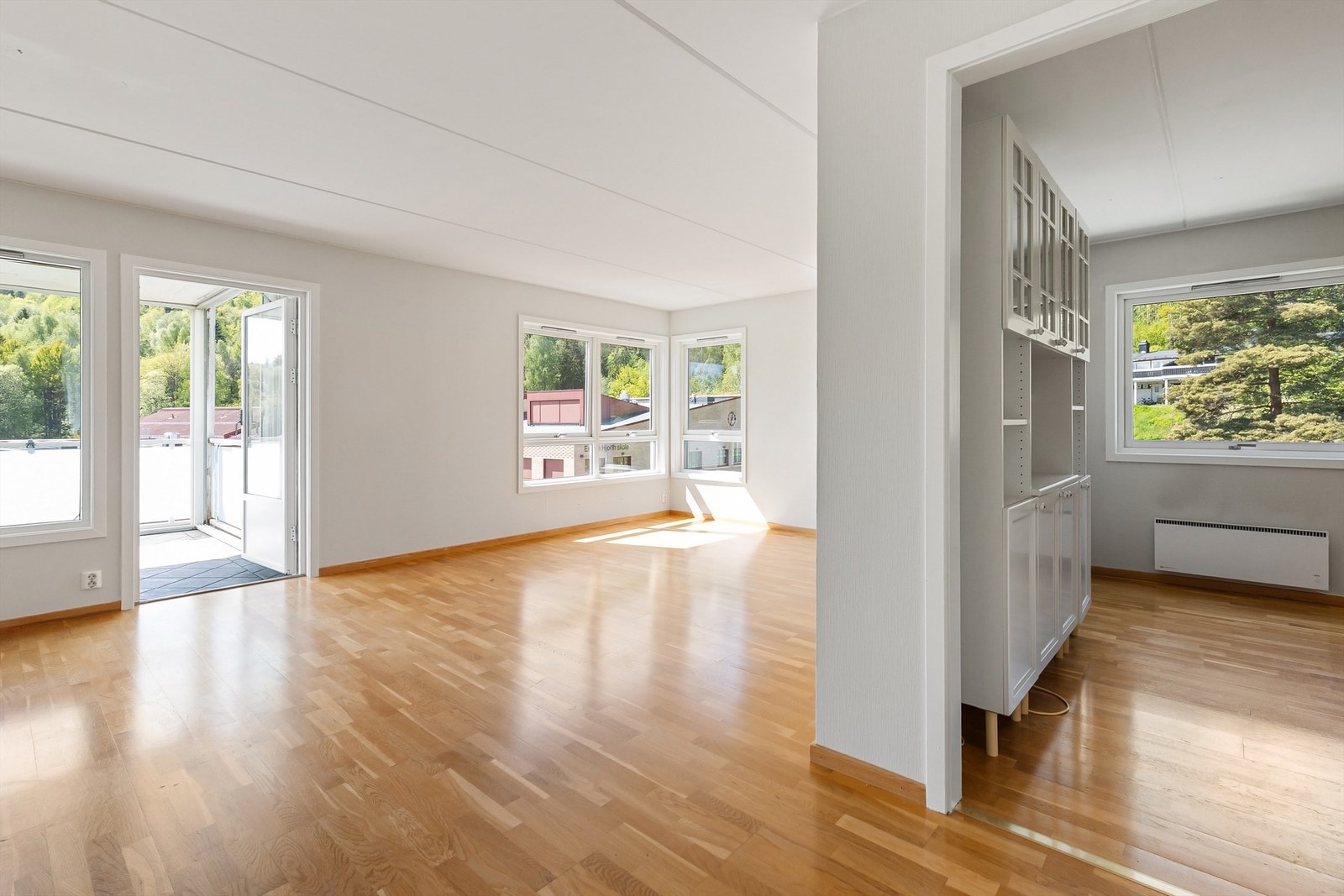 I første etasjen finner du hall/entré, stue med spisestue, kjøkken, baderom, soverom og bod i 1. etasje Galleribilde