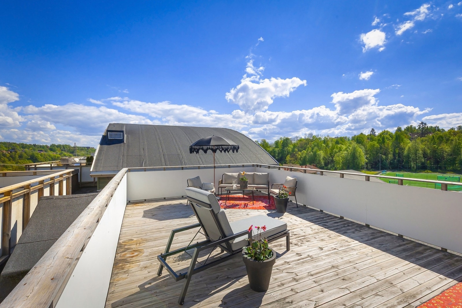 Stor takterrasse med både utsikt og gode solforhold Galleribilde