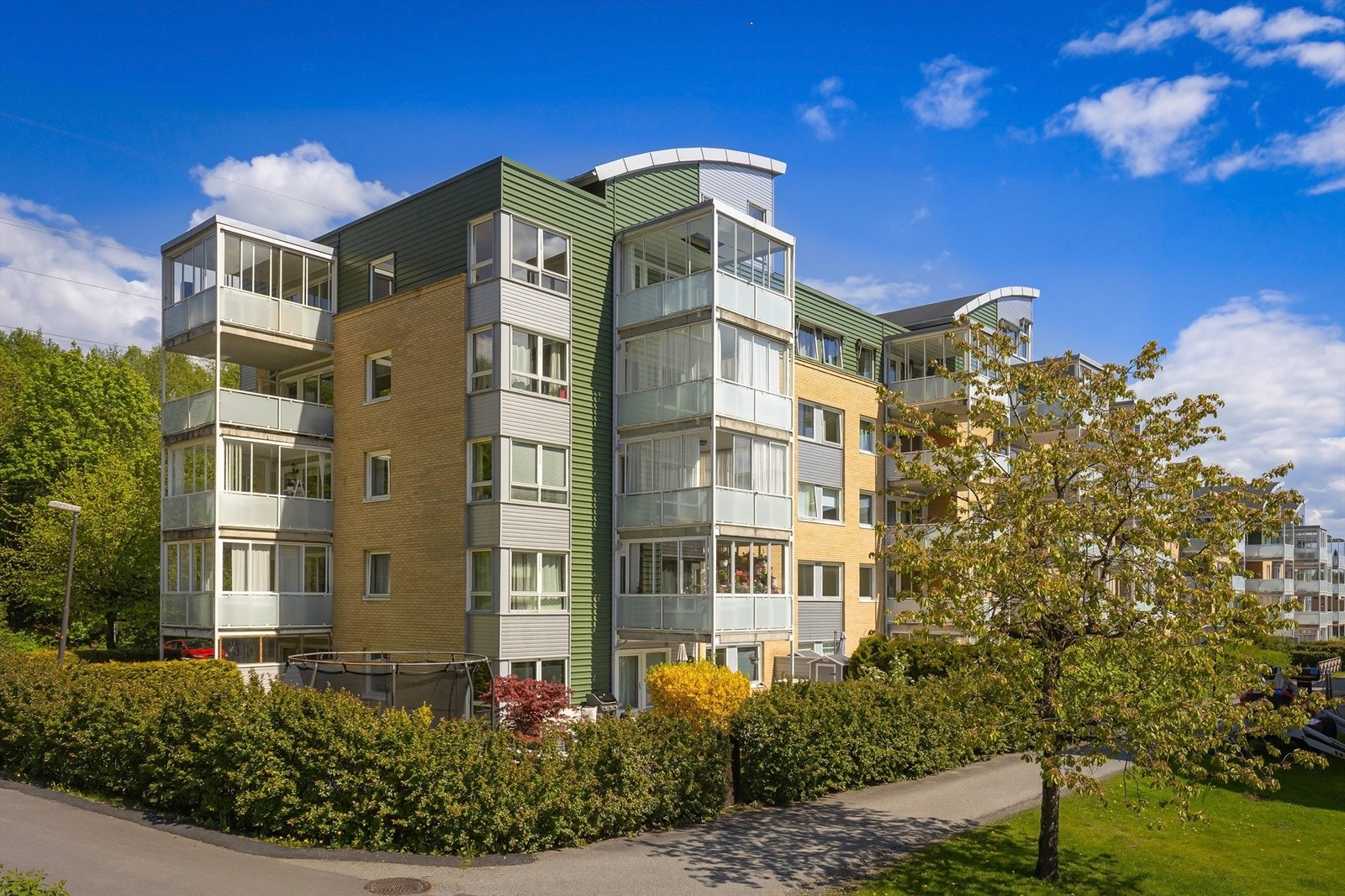 Hjorthehaven 13 ligger i et etablert og idyllisk boligområde på Emma Hjorth, like utenfor Sandvika sentrum Galleribilde