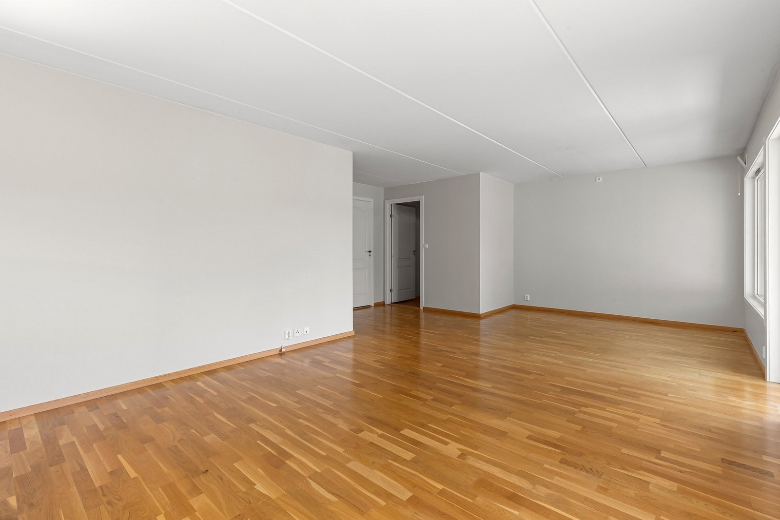 Stuen oppleves lys og luftig, og har gode møbleringsmuligheter Galleribilde