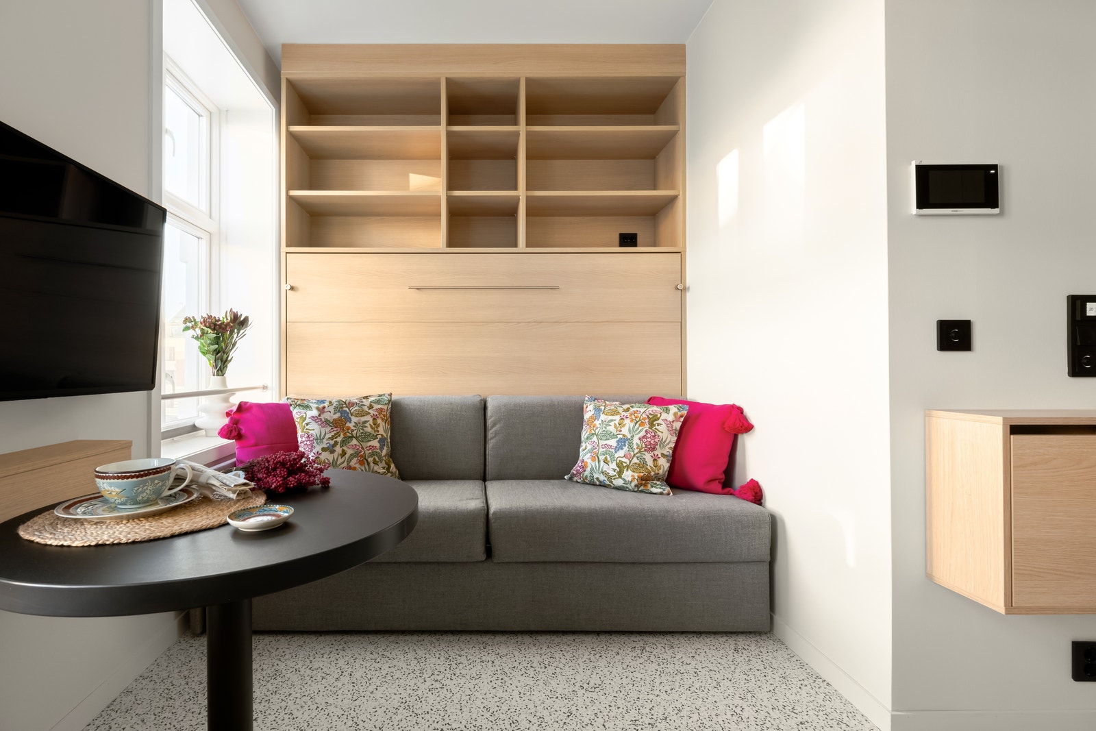 Hyllen over sofaen sjkyves ned til seng Galleribilde