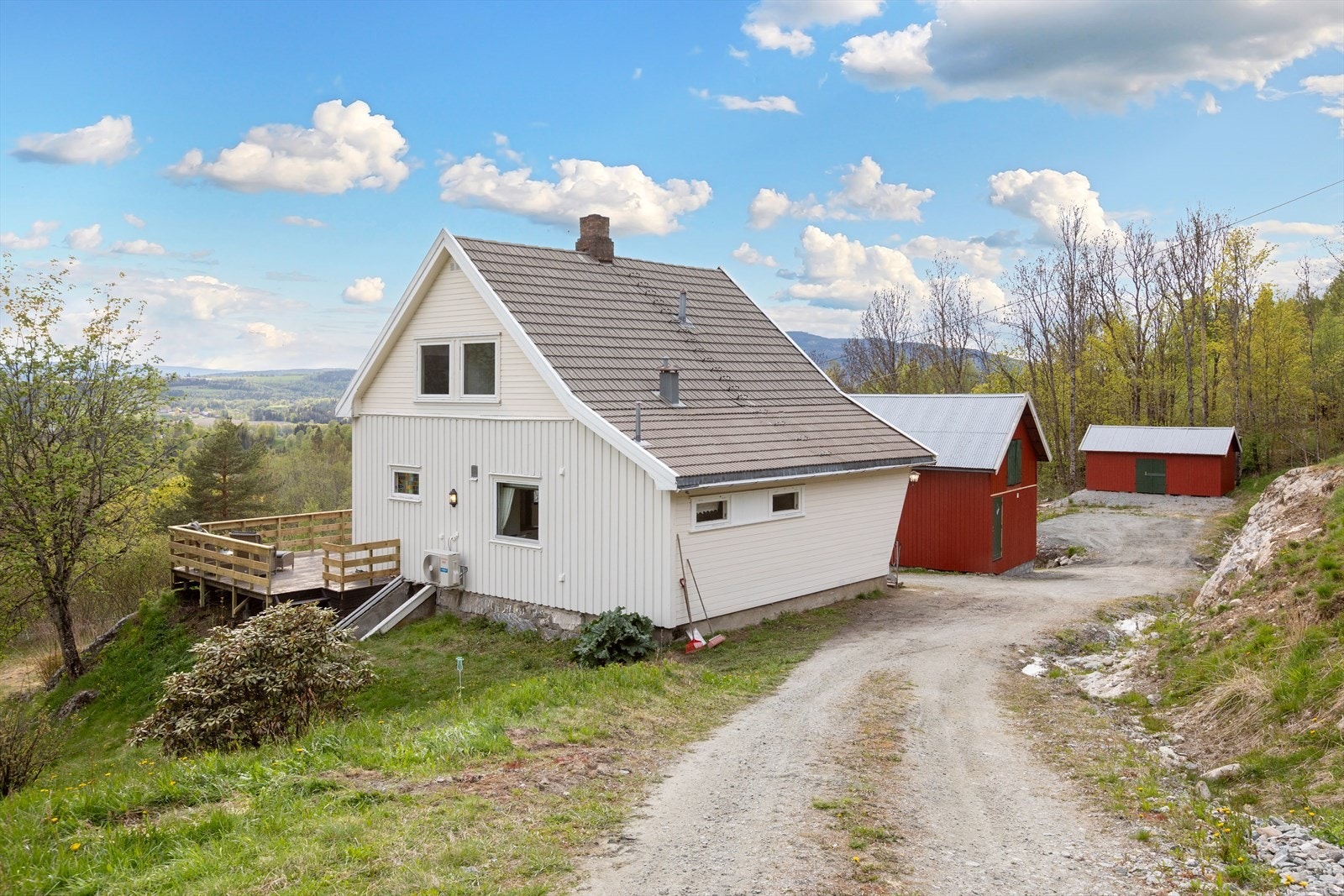 Boligen har gruset innkjørsel og gårdsplass for enkel adkomst. Galleribilde