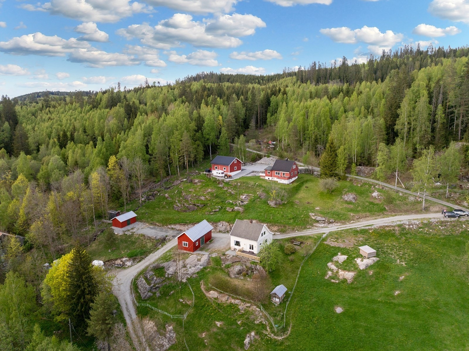 Boligen har åpne og luftige omgivelser med avstand fra naboer. Galleribilde