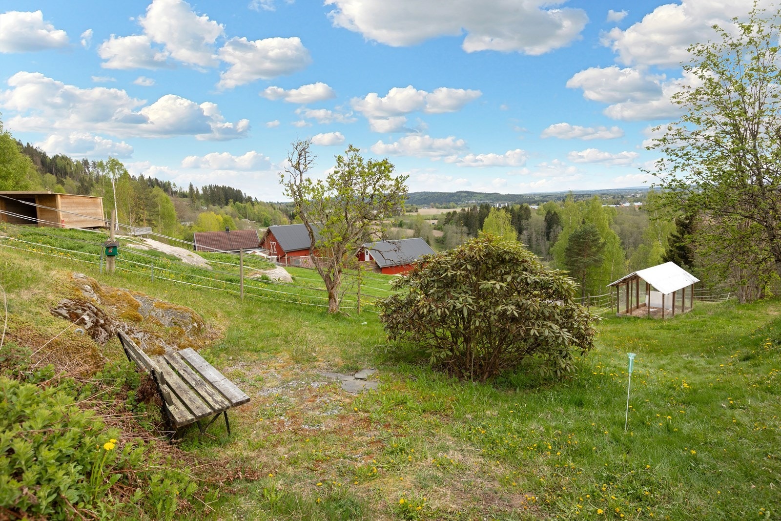 Boligen har flere gode uteområder, samt et uthus med nytt panel fra 2026 på deler av uthuset. Galleribilde