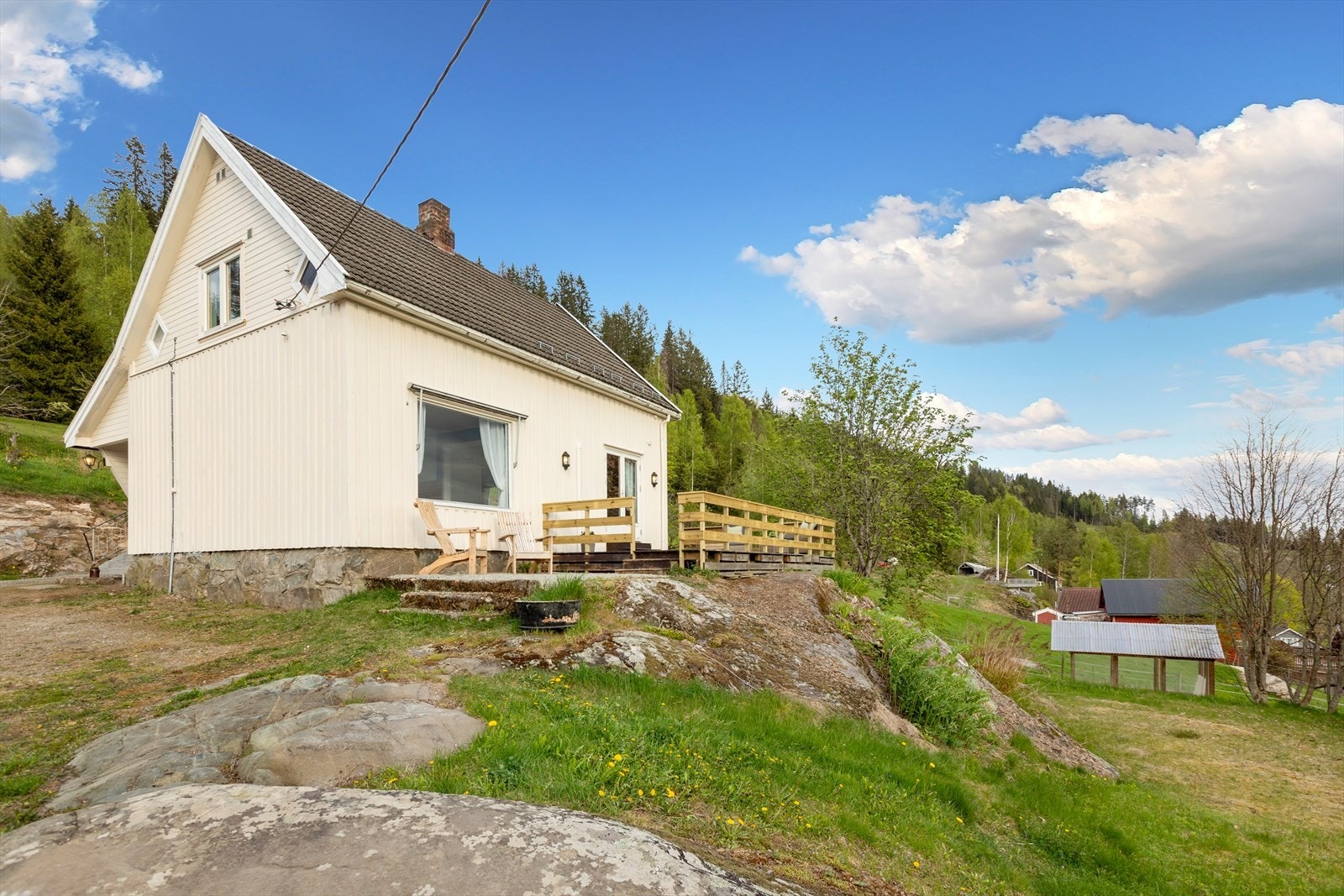 Eiendommen har flat og skrånet tomt, hvorav noe er terrassert. Galleribilde