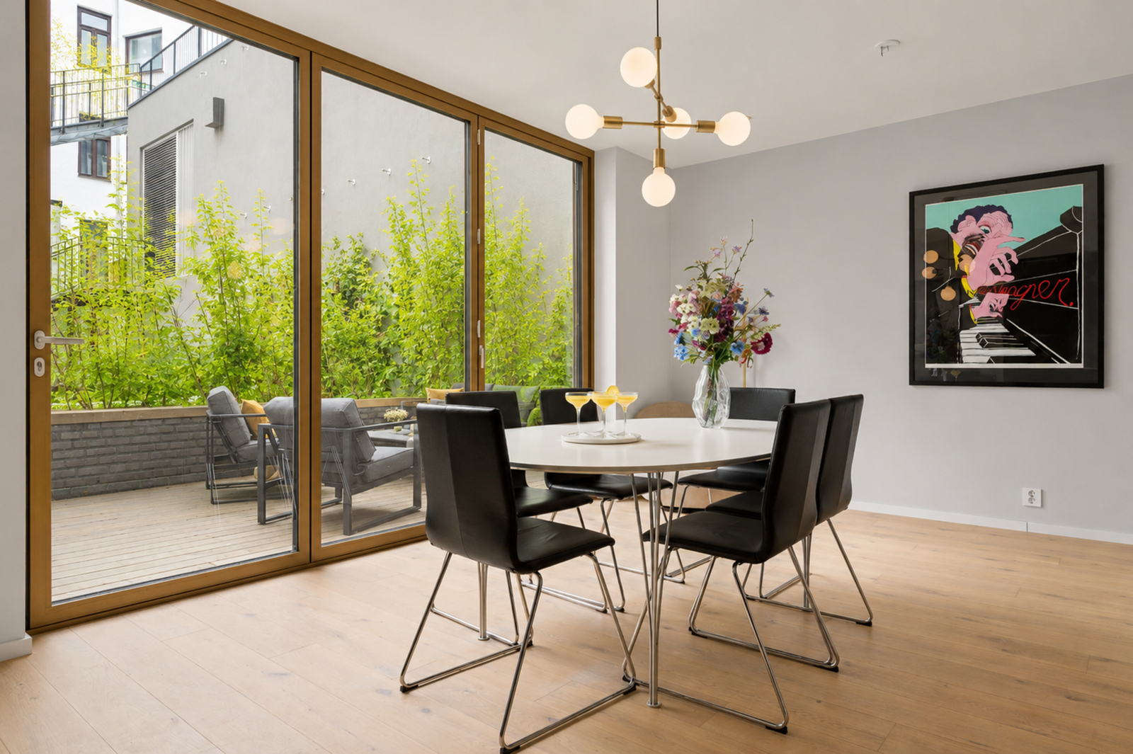 God plass til spisebord for sosiale sammenkomster. Galleribilde