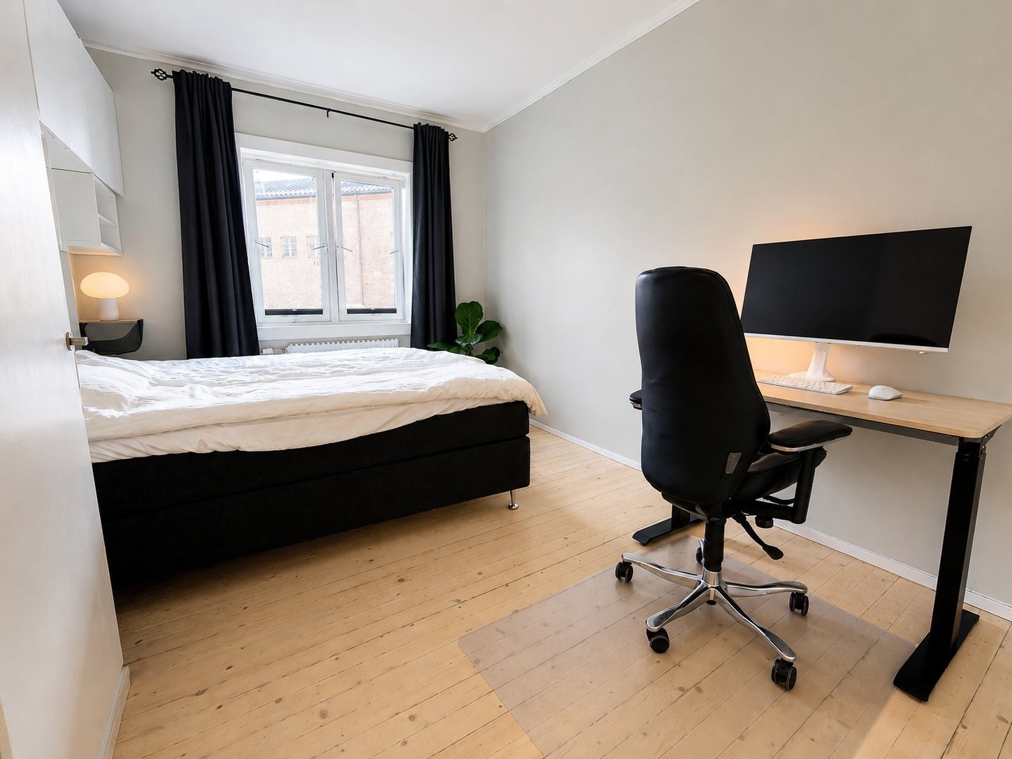 Romslig soverom med plass til skrivebord. Sengen på bildet er 180x210 (ekstra lang). Galleribilde