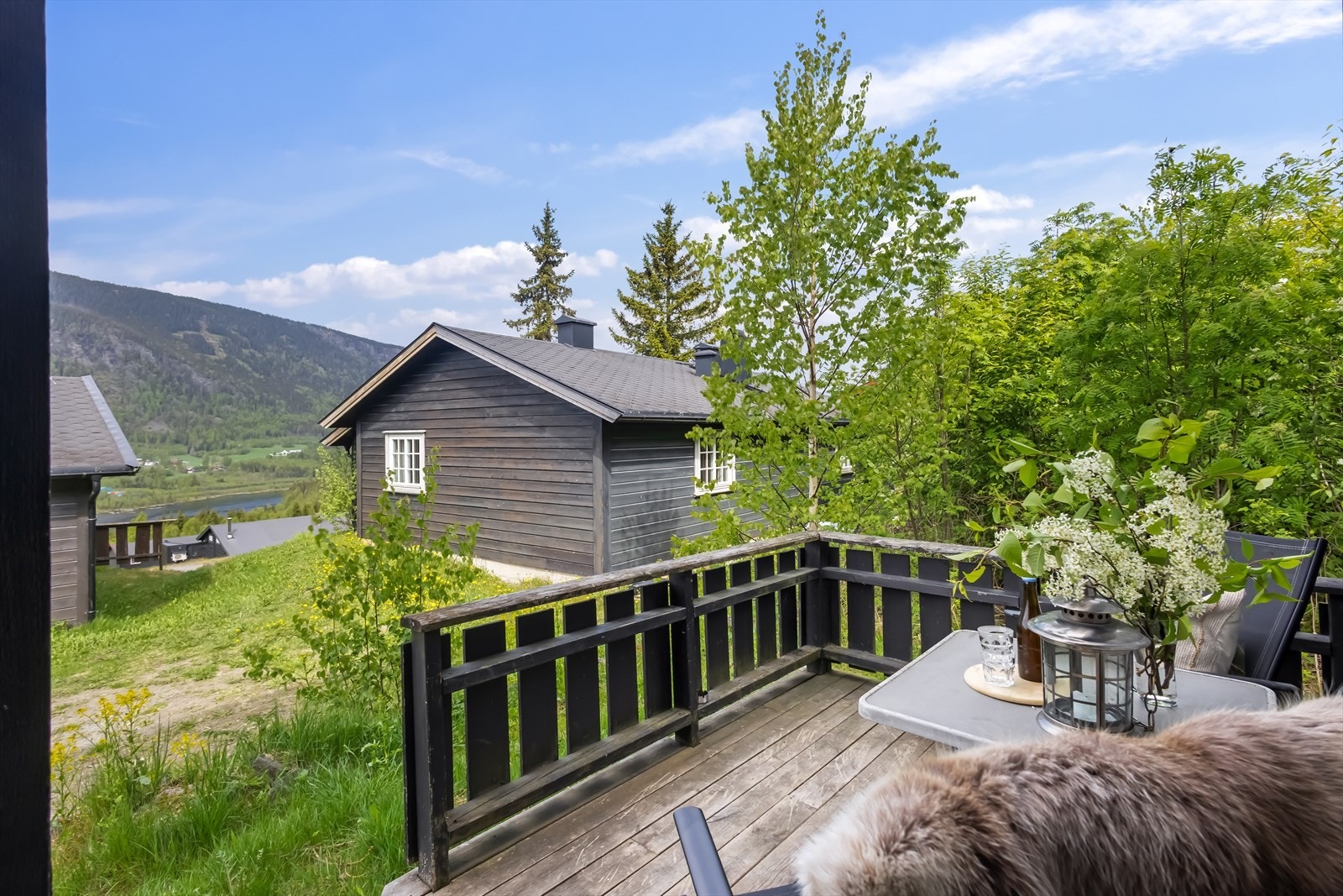 Veranda med plass til en sittegruppe. Fin plass å nyte kaffekoppen med nydelig utsyn. Galleribilde
