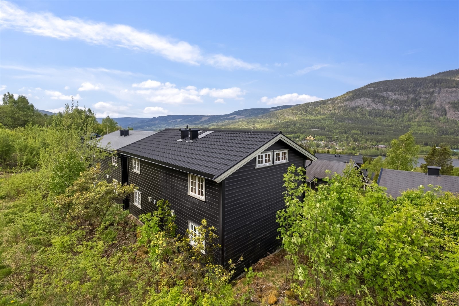 En innholdsrik leilighet over to plan med en attraktiv beliggenhet i et etablert hytteområde i Sørlia. Galleribilde
