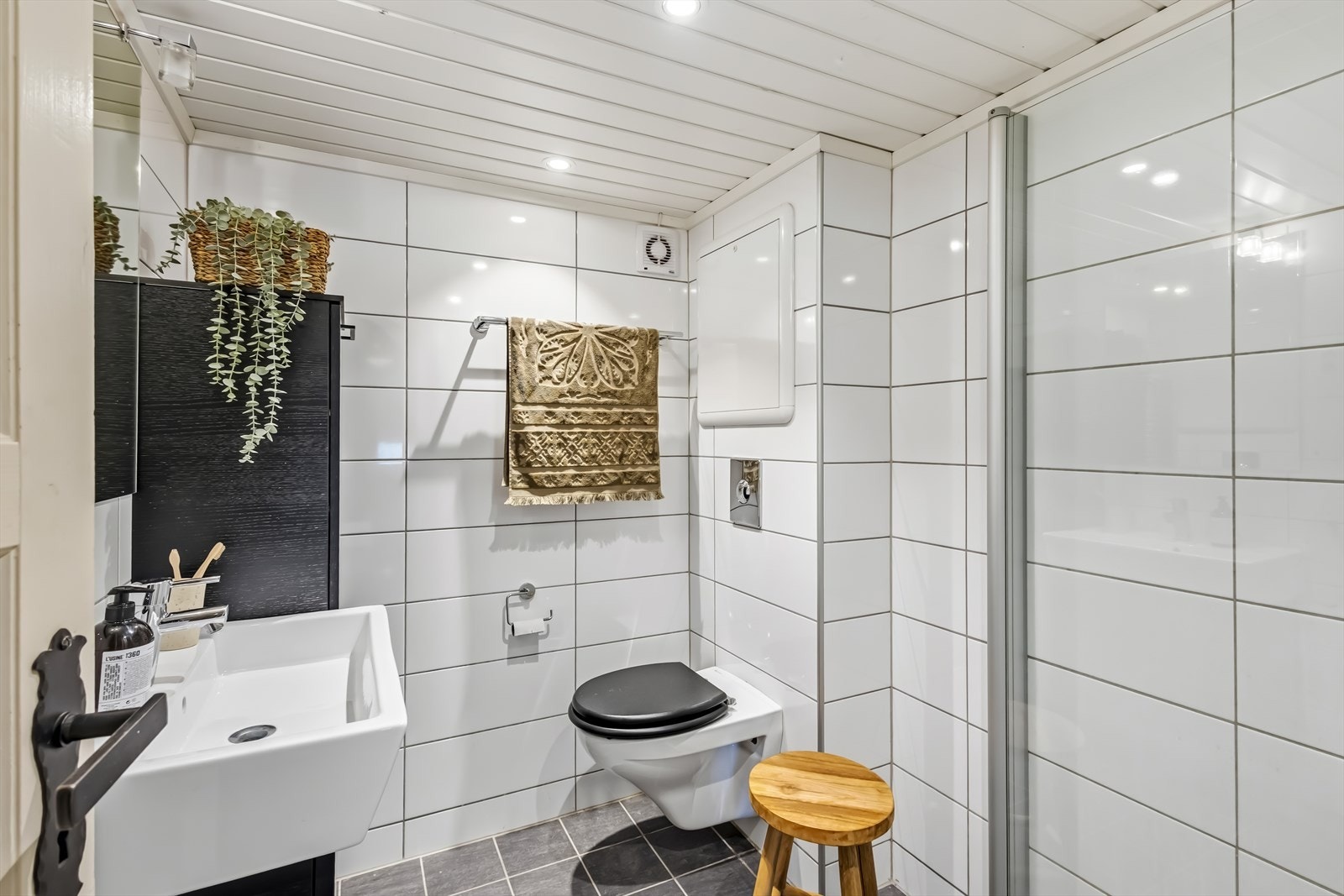 Badet i andre etasje ble oppgradert i 2014 med fliser, vegghengt toalett og elektrisk gulvvarme. Galleribilde