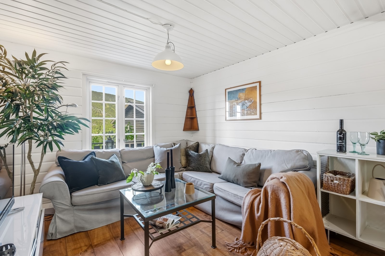 Stuen har god plass til en romslig sofagruppe for hyggelige stunder. Galleribilde