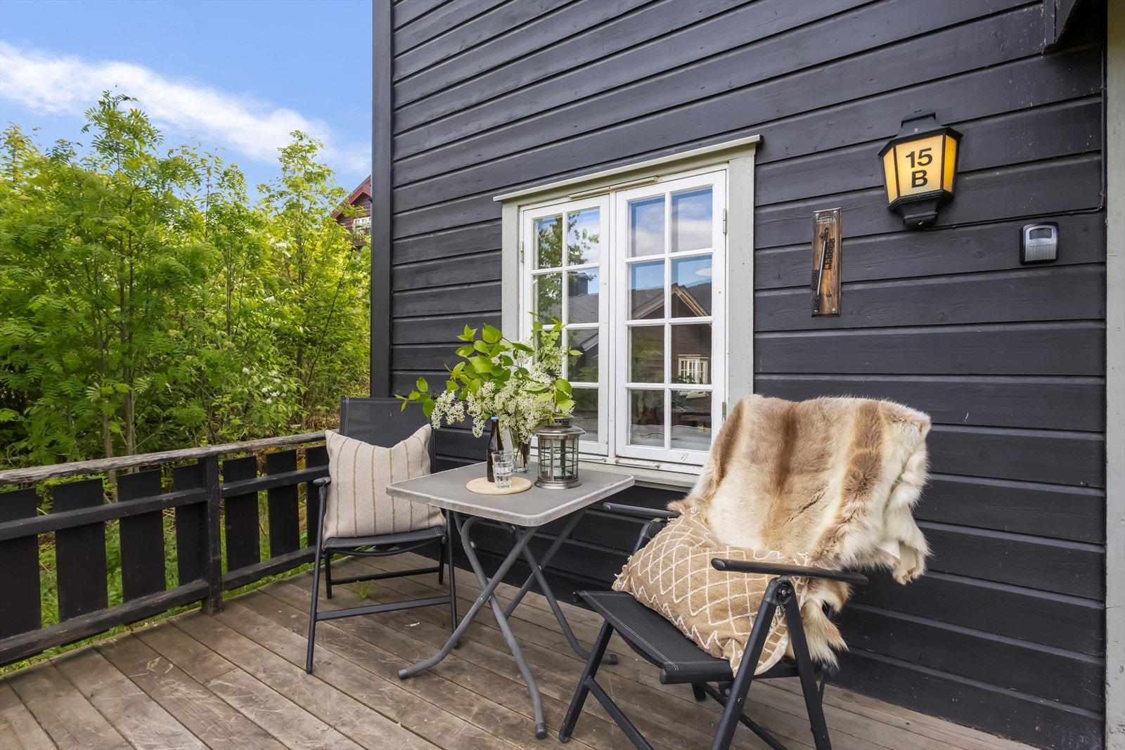 Verandaen er en platting på mark, med gulv som ble skiftet i 2017. Galleribilde