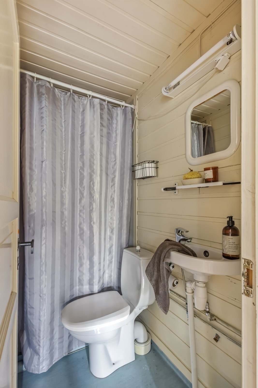 Enkelt bad og vaskerom i første etasje, med gulvbelegg og opplegg for vaskemaskin. Hovedbadet er i 2. etg og er pusset opp i 2014. Galleribilde