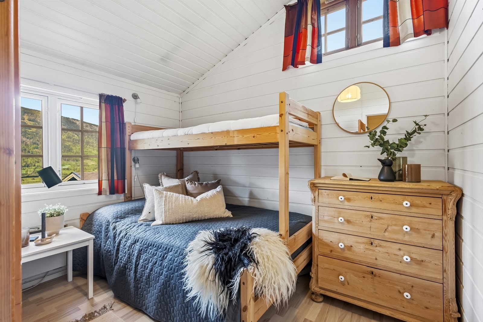 Åpen skråhimling med malt skyggepanel går igjen i hele andre etasje. Galleribilde