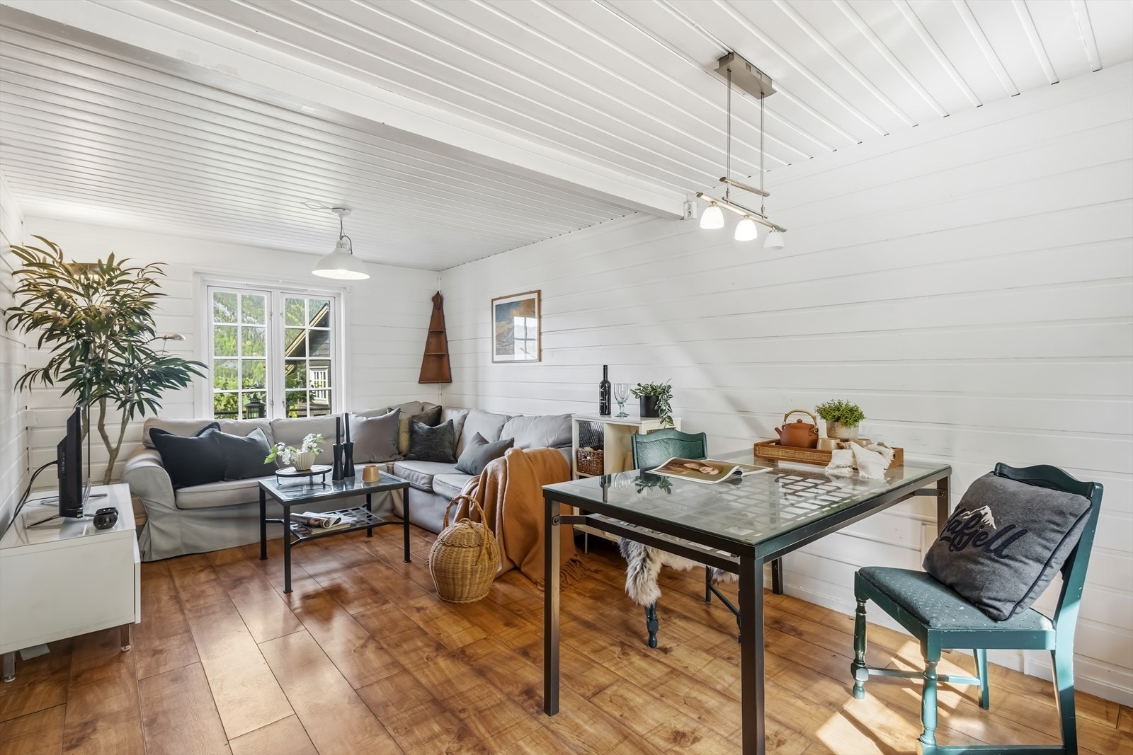 Gjennomgående laminatgulv og vegger med malt, liggende skyggepanel. Galleribilde