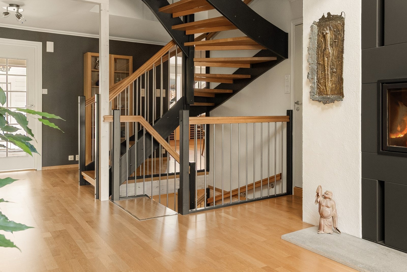 - Trappen fra Hagen trappestudio ble montert i 2008 og strekker seg fra underetasje til loft - Galleribilde