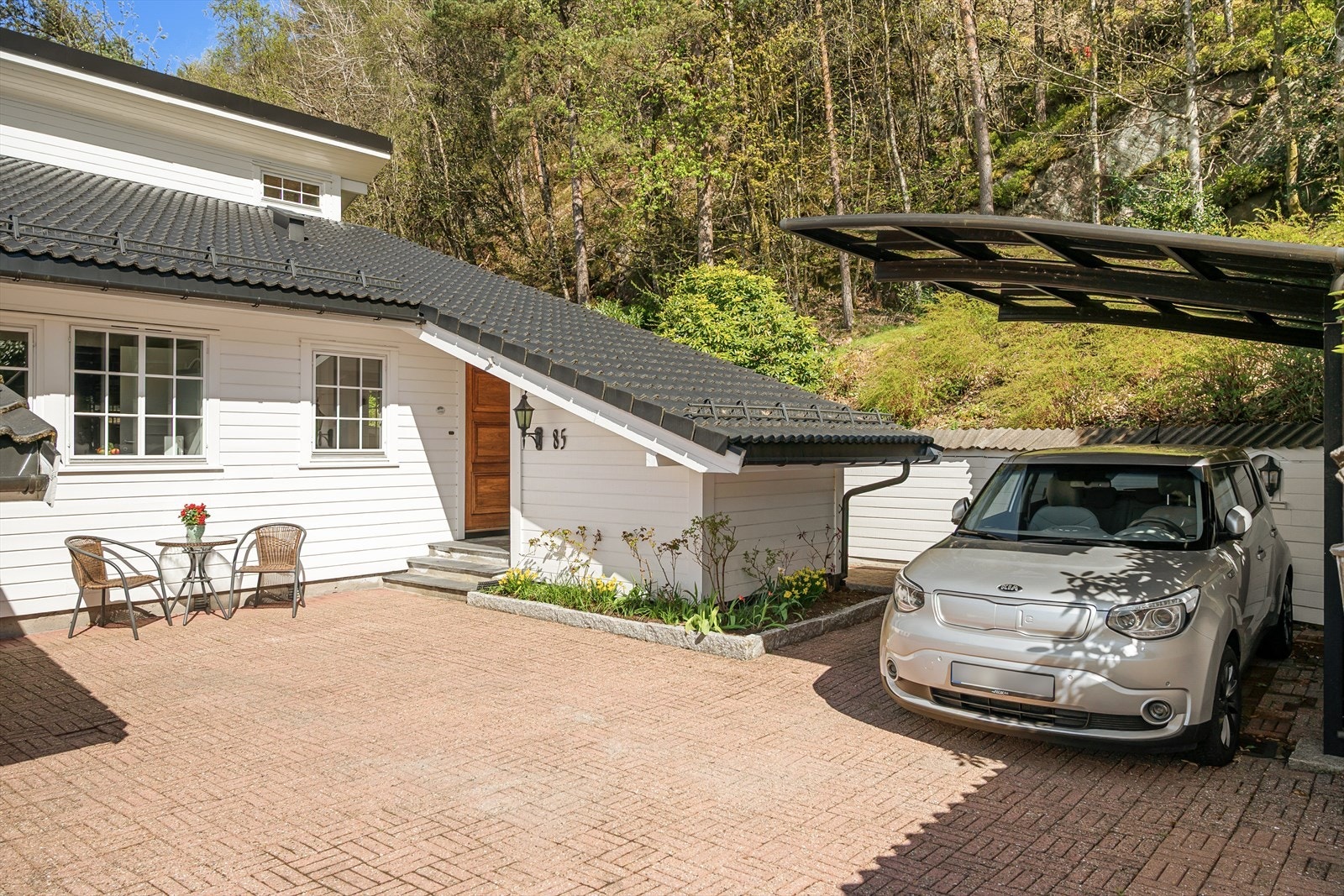 - Pent inngangsparti med romslig innkjørsel og carport. Det følger også med en egen garasjeplass i felles garasje med mulighet for montering av ladeboks - Galleribilde