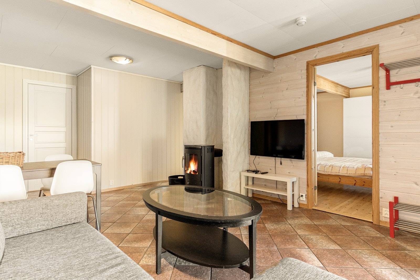 - Romslig stue med plass til sofa- og spisegruppe i hver sin naturlige sone - Galleribilde