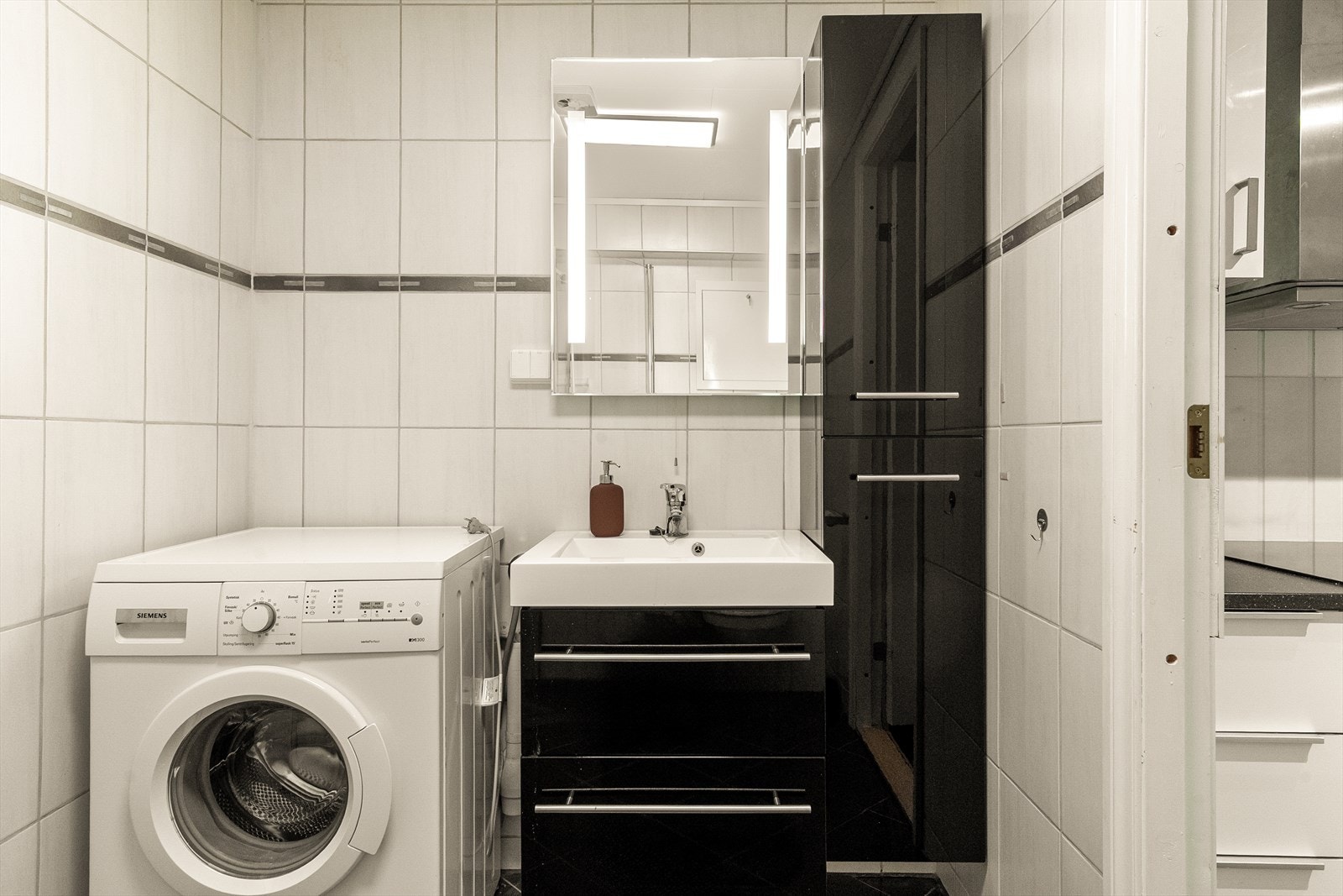 - Badet måler 4m² og er innredet med heldekkende servant, dusjdører i glass, innebygget sisterne og opplegg for vaskemaskin - Galleribilde