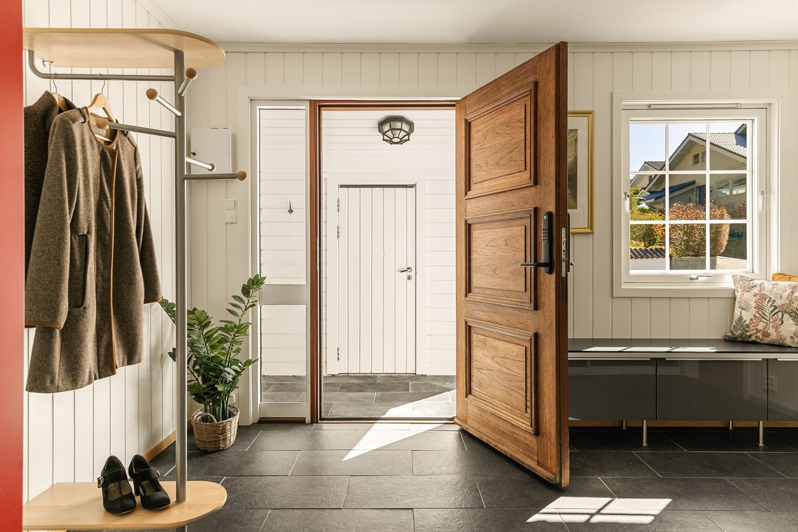 - Entréen er flislagt og måler 11,3m² - Galleribilde