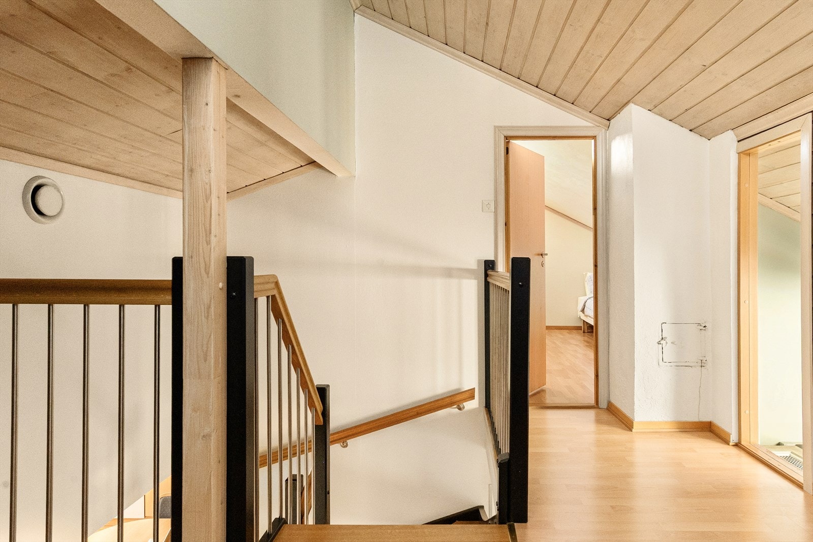 - Loftsetasjen måler totalt 18m² - Galleribilde