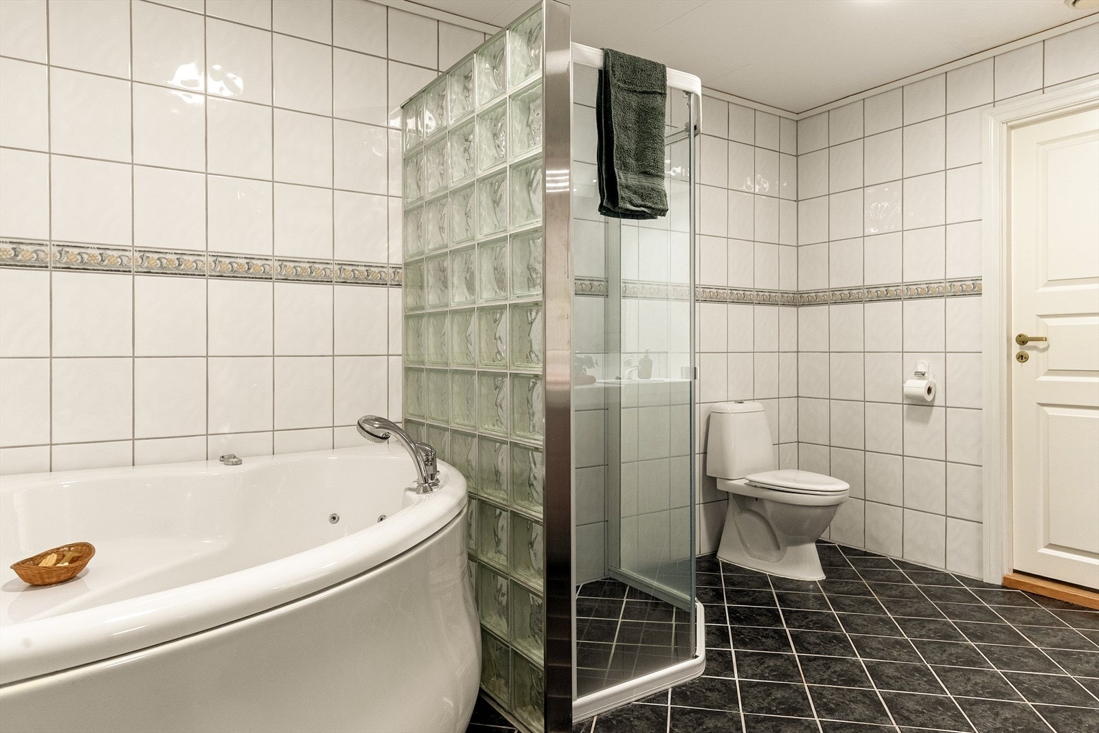 - Badet/vaskerommet måler 18,6m² - Galleribilde