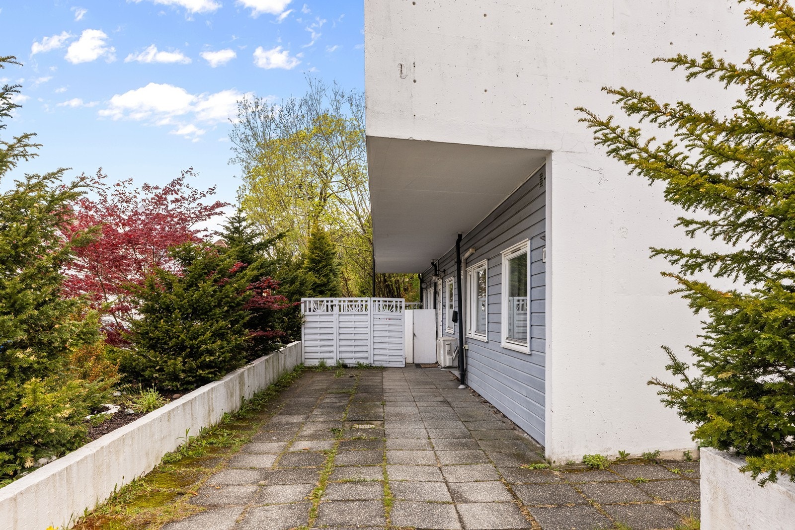 Den private markterrassen gir rikelig med plass for utemøbler og beplantning. (se eget AI generert bilde for inspirasjon til møblering). Galleribilde
