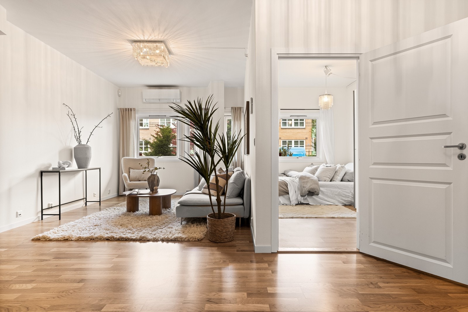 Fra stuen er det adkomst til leilighetens to soverom og bad. Galleribilde