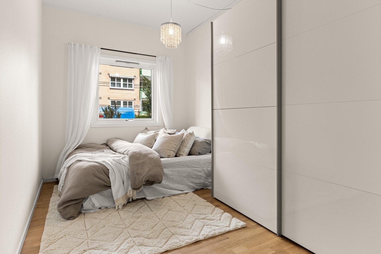 Det ene soverommet har en romslig skyvedørsgarderobe for effektiv oppbevaring. Galleribilde
