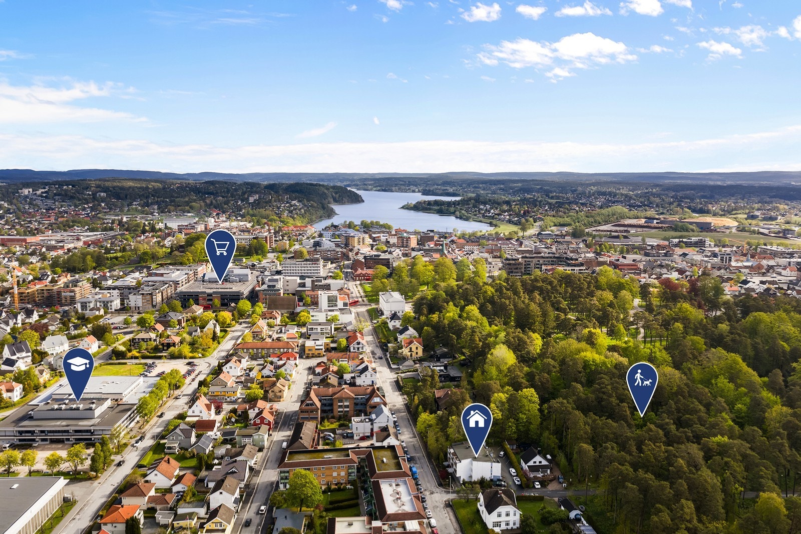 Fra eiendommen er det enkel tilgang til kollektivtransport, med Sarpsborg stasjon ca. 14 minutters gange unna. Galleribilde