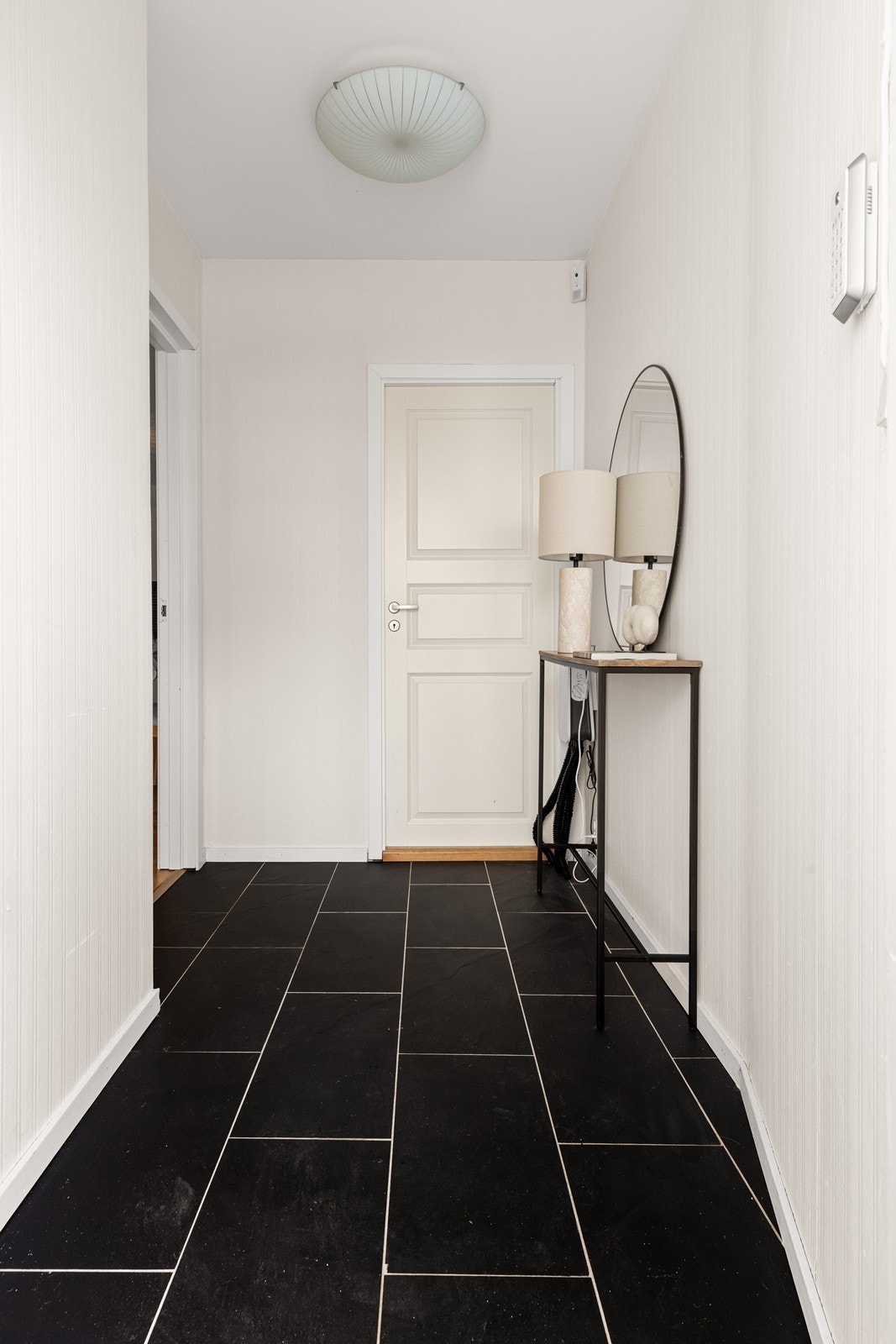 Entré med flislagt gulv og plass til entré-møbler. Galleribilde