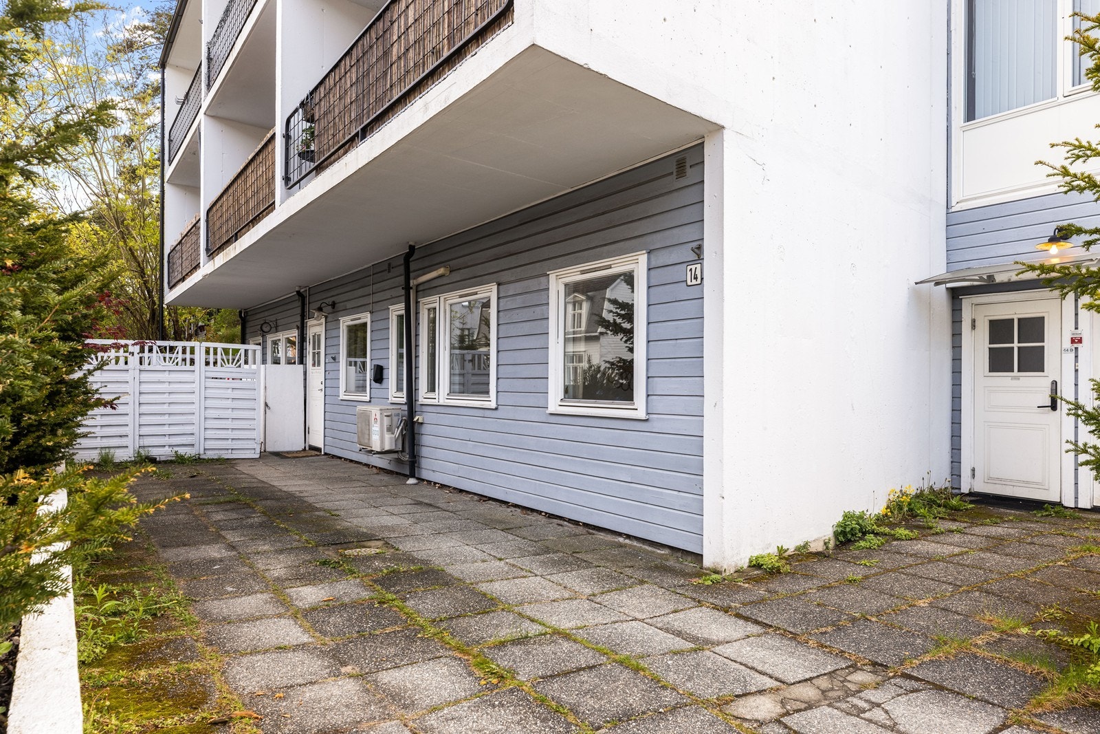 Egen, privat inngang fra den steinlagte markterrassen. Galleribilde
