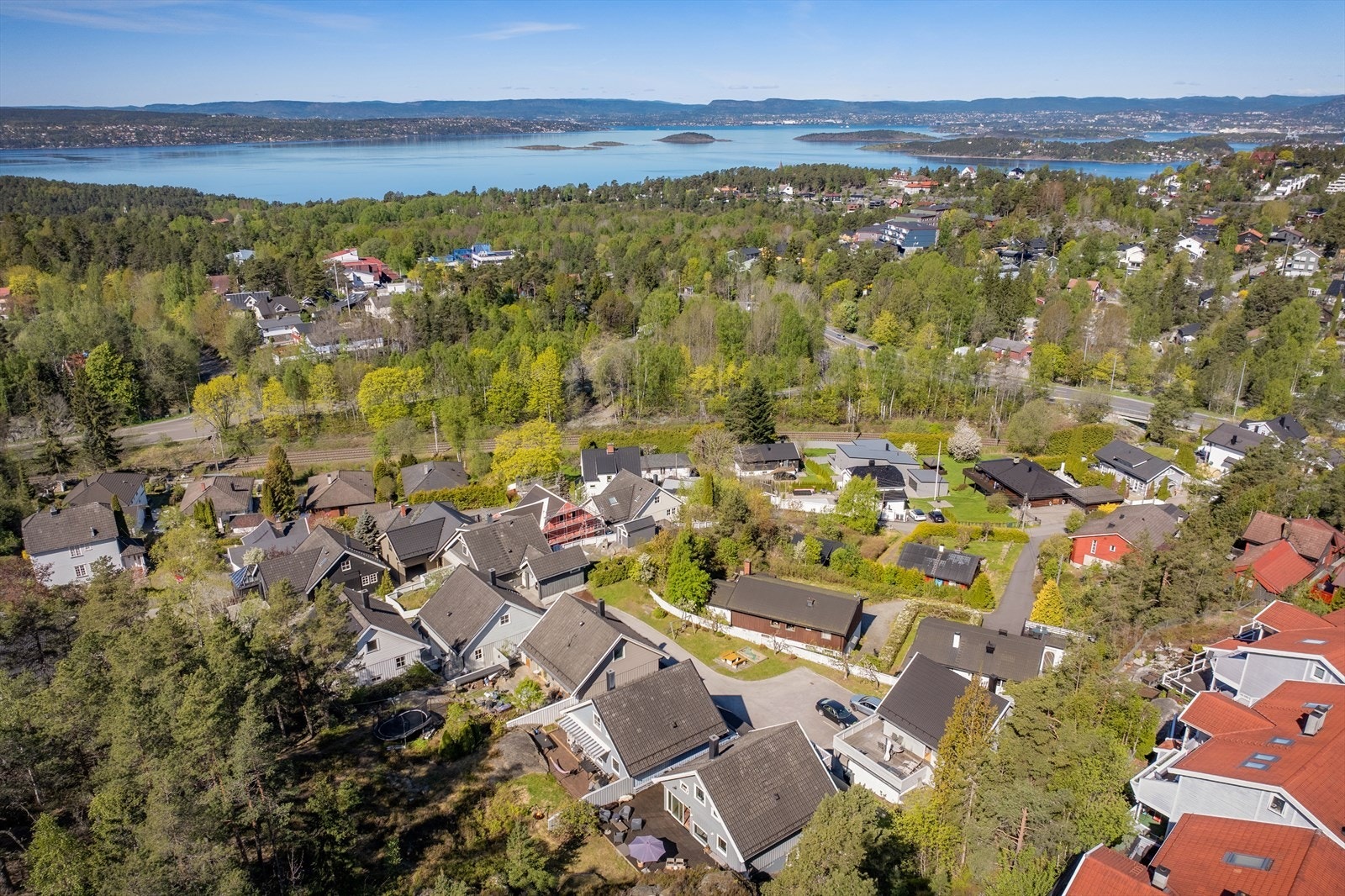 Fra boligen er det gangavstand til blant annet flotte turområder, matbutikk, kjøpesenter, skole og barnehager. Galleribilde