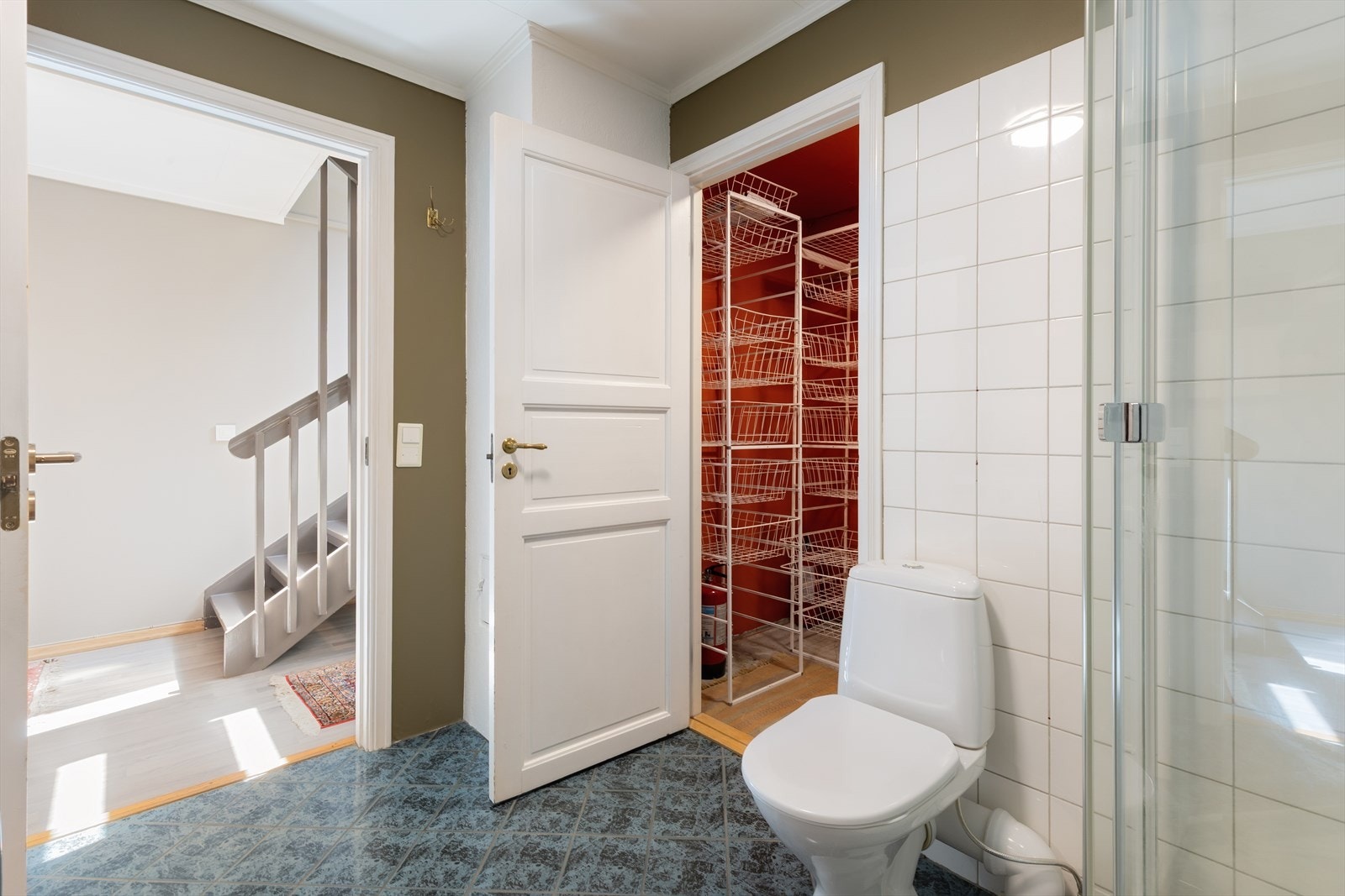 Fra baderommet har du direkte adkomst til en romslig walk-in garderobe, som gir en praktisk og privat løsning for oppbevaring av klær, sko og tilbehør - perfekt for en ryddig og funksjonell hverdag. Galleribilde