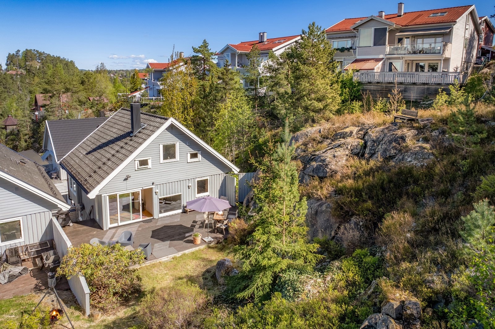 Boligen er velholdt, og tomten er av de sjeldne for område. Galleribilde