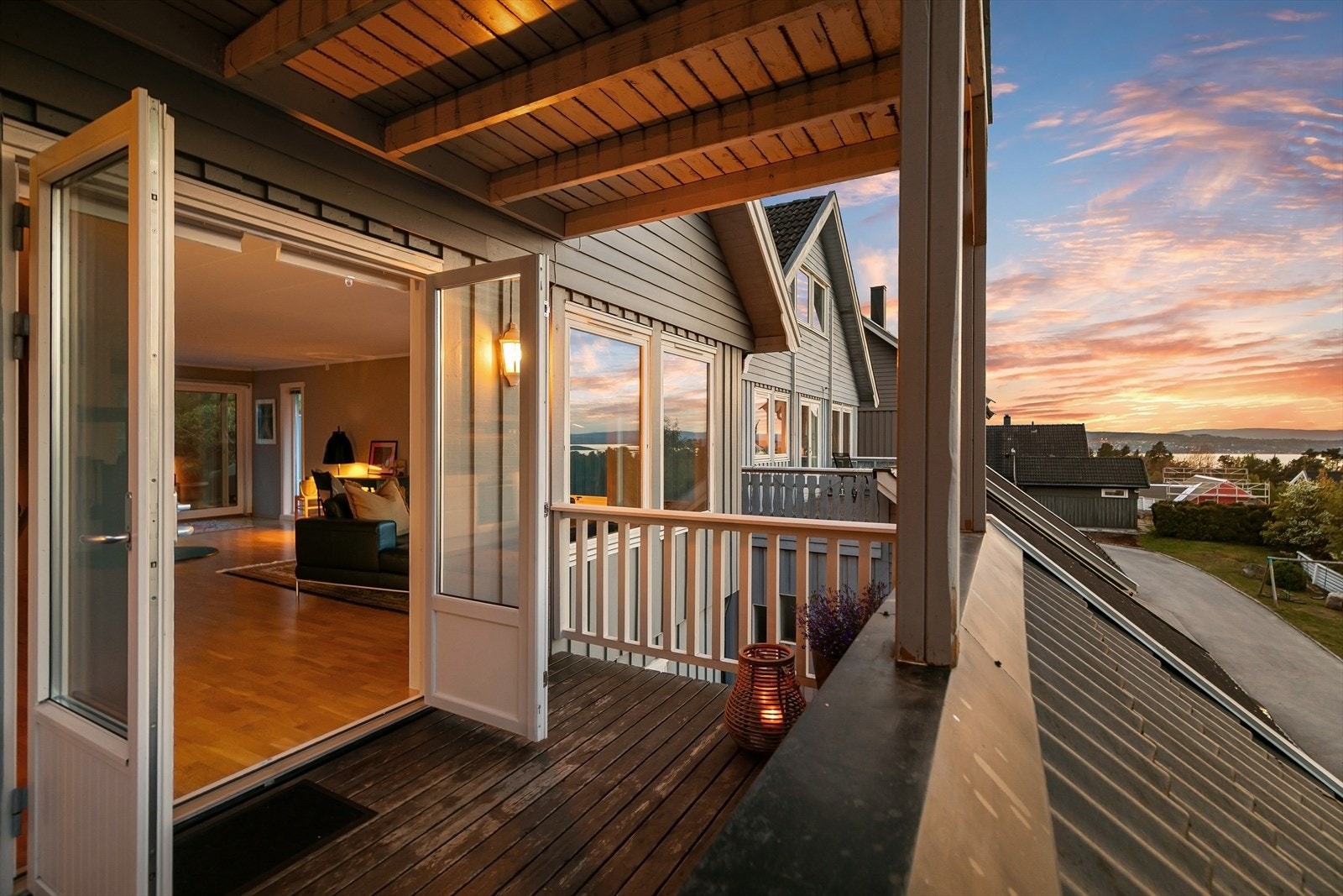 På den ene siden har du direkte adkomst til en overbygget, nordvendt balkong på ca. 12 kvm med god plass til utemøbler. Galleribilde