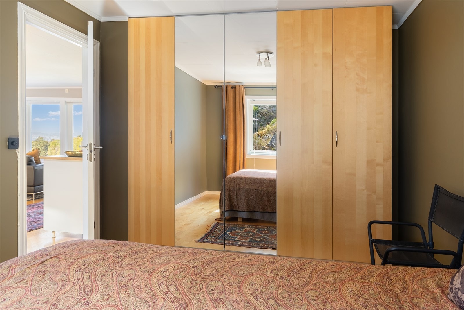 Soverommet er innredet med stor garderobe langs veggen. Galleribilde
