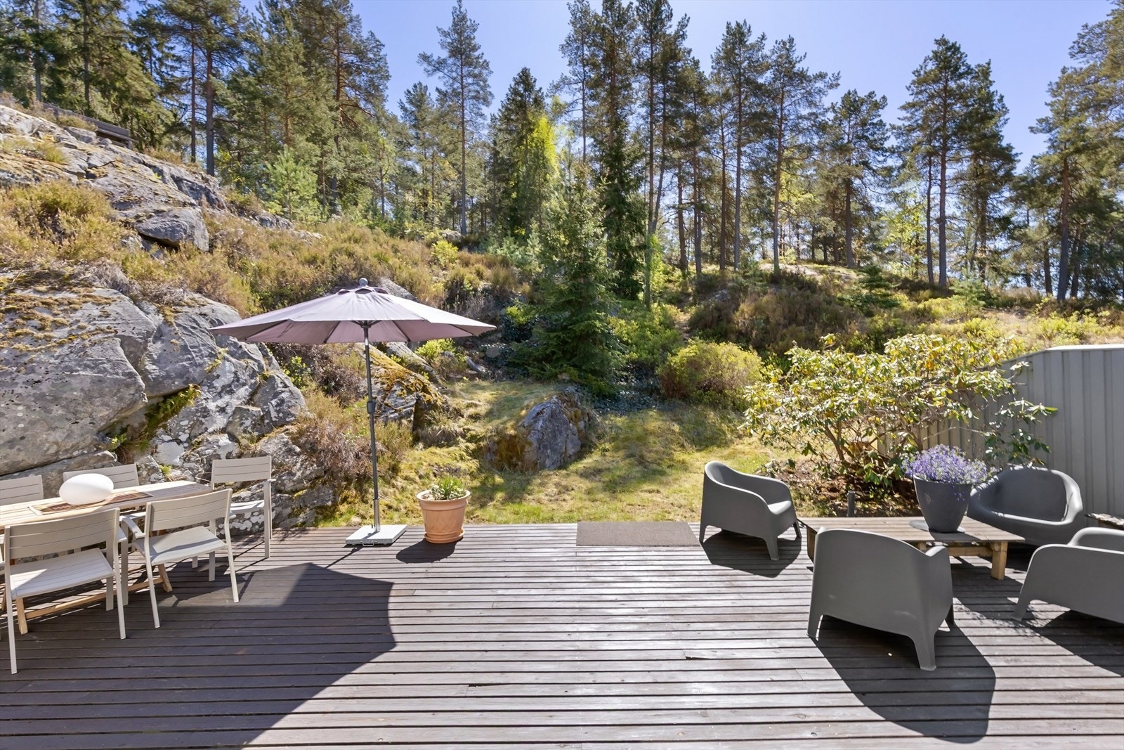 Terrasse med tilhørende hage og frodig beplantning. Galleribilde