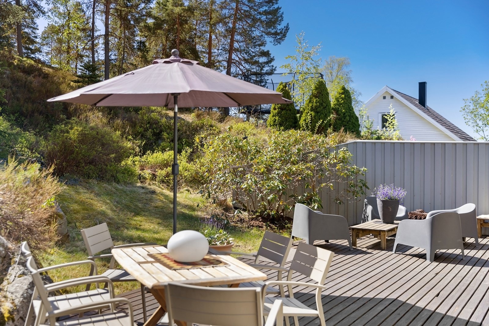 Her får du en solrik terrasse som passer perfekt for sosiale sammenkomster og gode måltider utendørs. Galleribilde