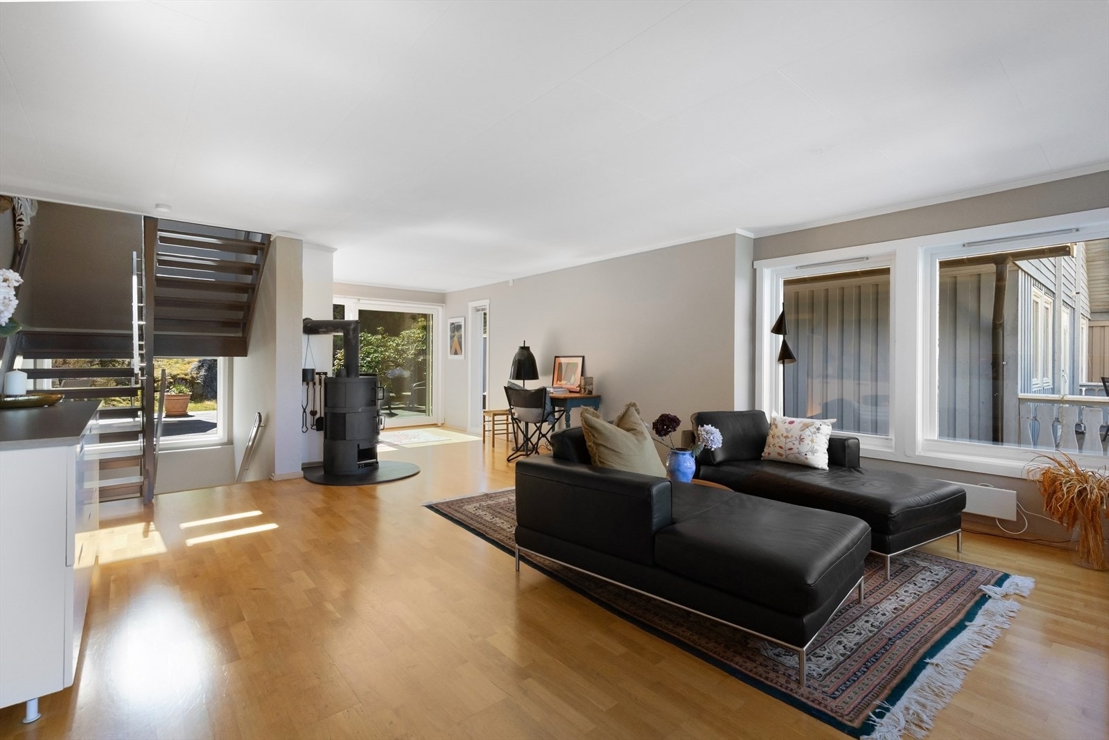 Parkett på gulv og slette malte plater på vegg. Galleribilde