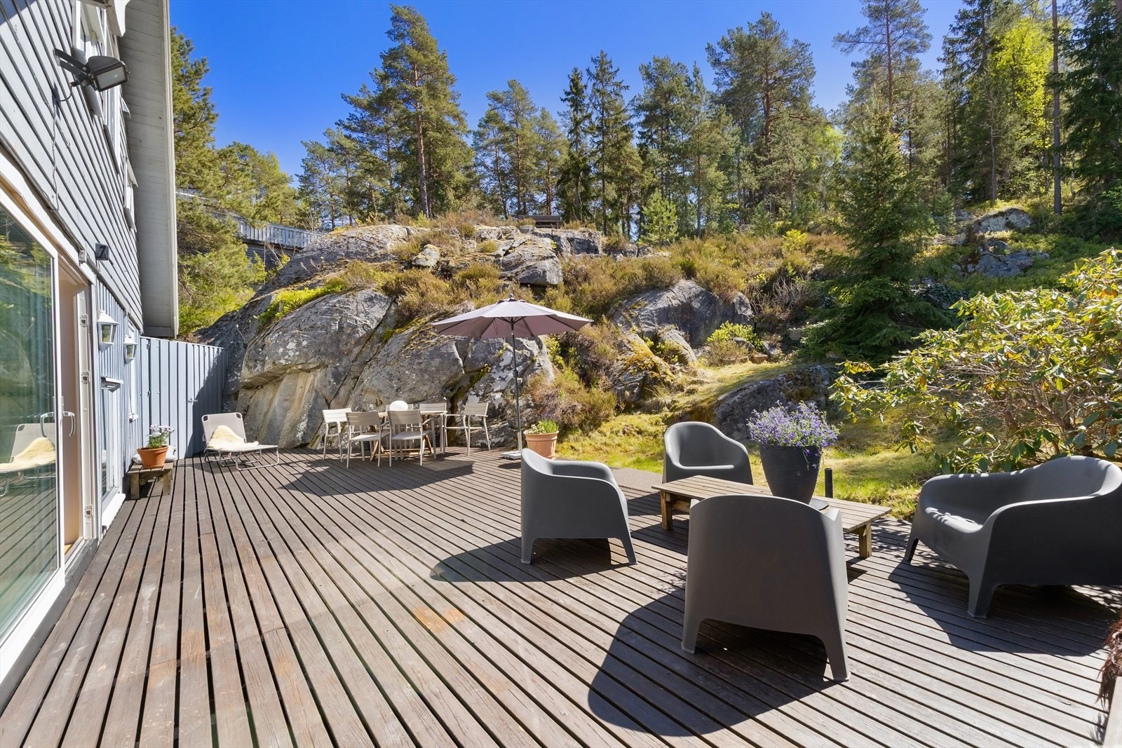 Solrik beliggenheten like ved skogen - et sted det er like naturlig å trekke seg tilbake som å invitere gjester. Galleribilde