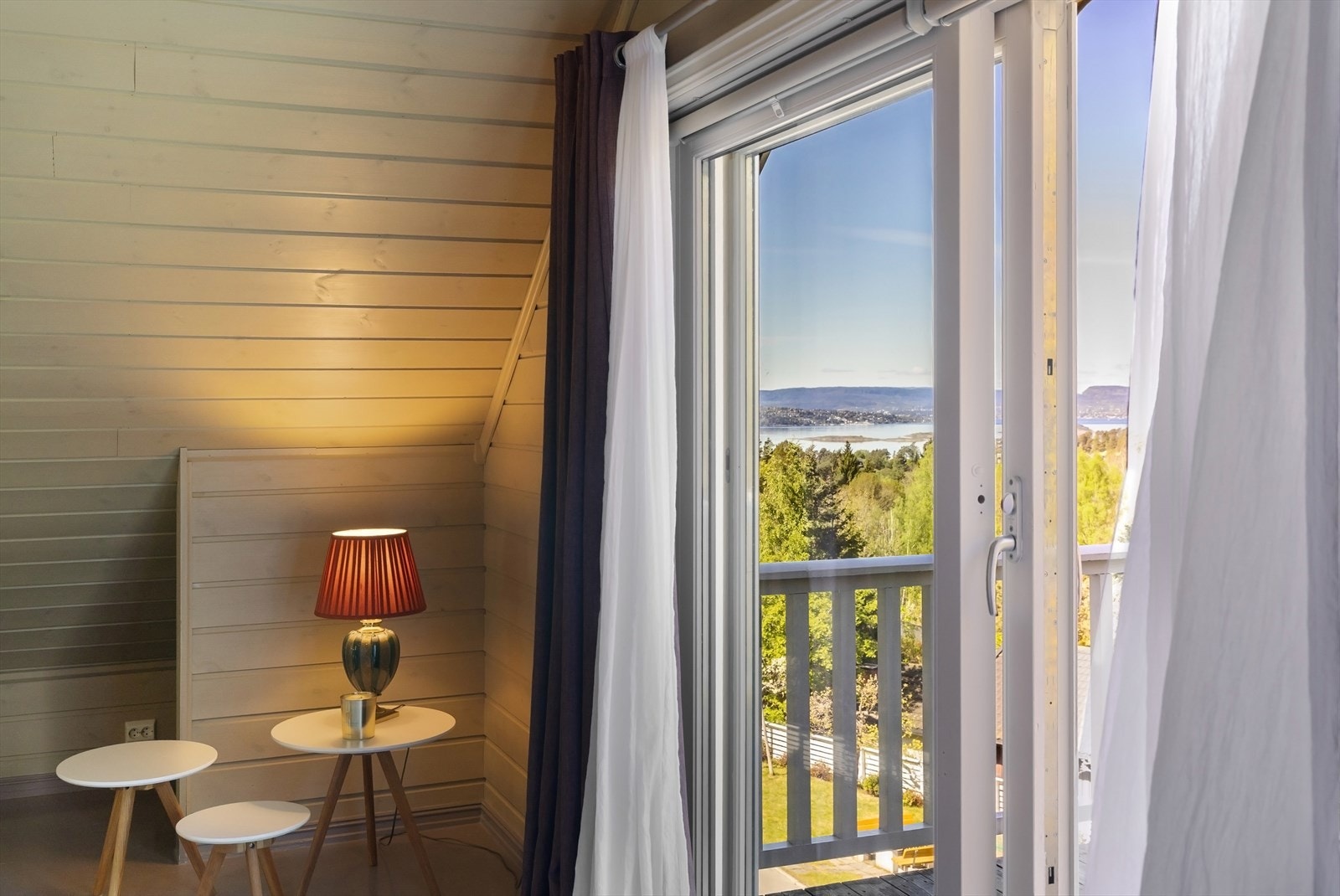Fra loftstuen er det utgang til en flott balkong. Galleribilde