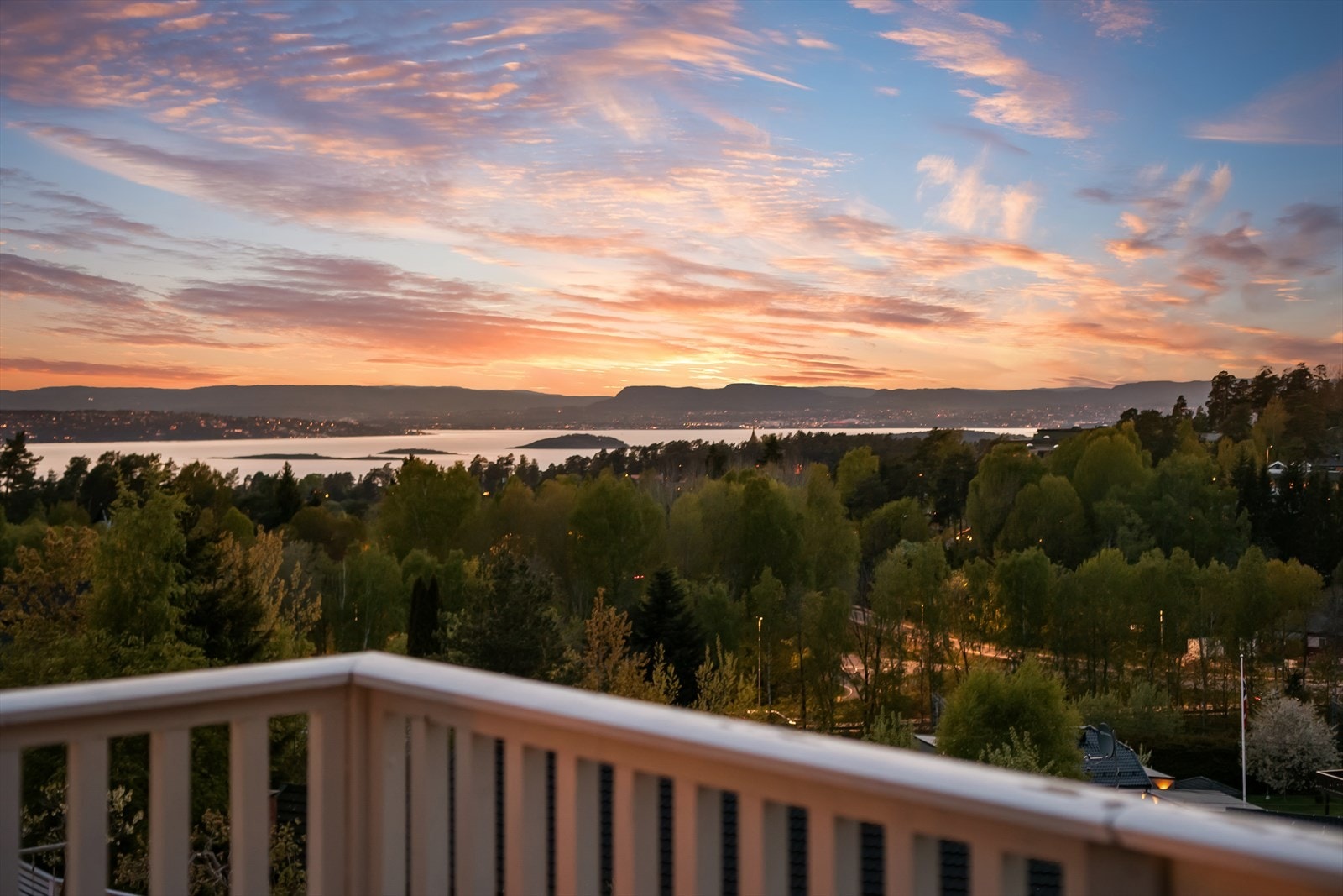 Sett deg ned å nyt solnedgangen. Galleribilde