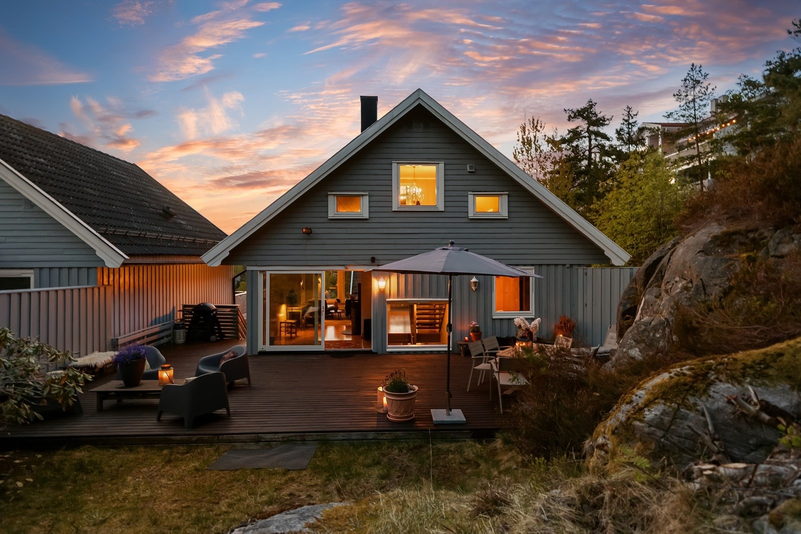Med utgang fra stuen finner du en romslig og solrik, sørvendt terrasse på hele 60 kvm. Galleribilde