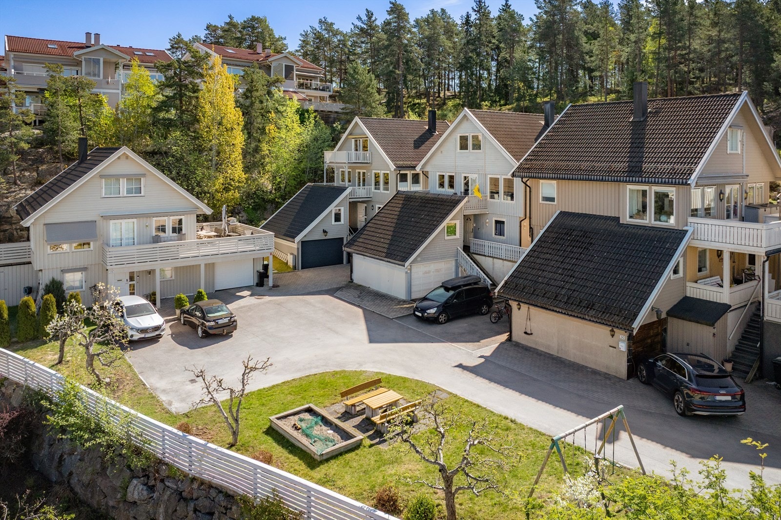 En fantastisk enebolig beliggende i et veletablert, barnevennlig og trafikkskjermet boligområde på Holmlia, Søndre Nordstrand i Oslo. Galleribilde