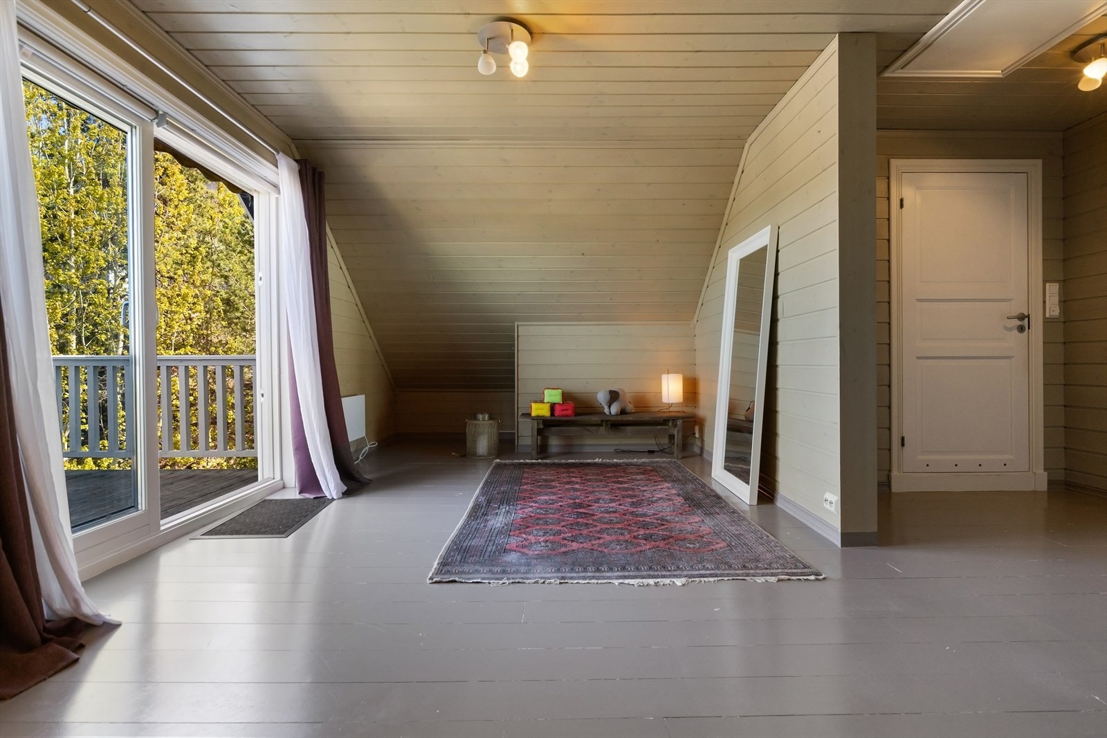Opp den flotte trappen, kommer du til boligens loftetasje, hvor man blir møtt av en romslig og stemningsfull stue med gjennomgående kvaliteter. Galleribilde