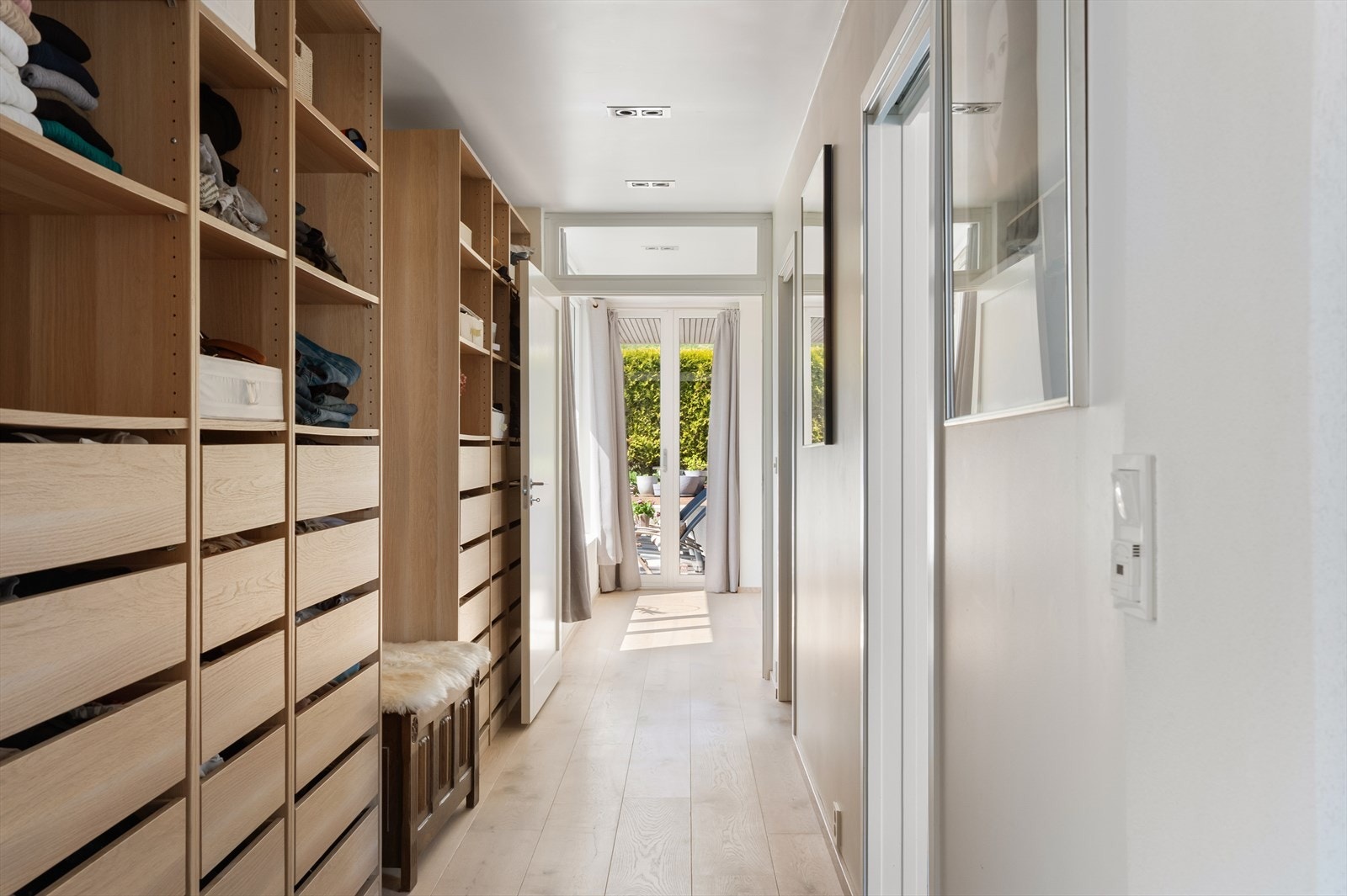 Gangen i tilbygget forbinder soverom, garderobe og bad, og har utgang til uteplassen. Galleribilde