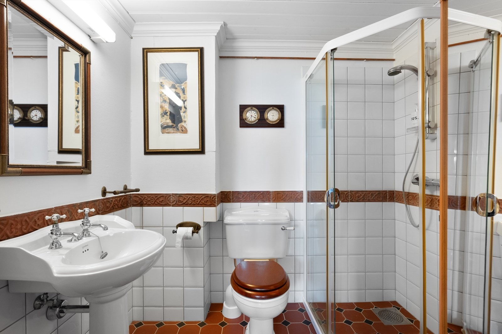 Badet i kjelleren er fra 1997, med flislagt gulv og dusjdører. Galleribilde